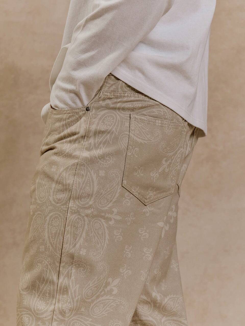 Calça Jeans Reta com Estampa Paisley Completa, Passantes de Cinto, Fechamento com Botão, Verão Férias