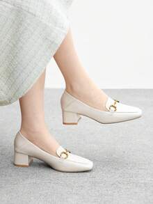 CUCCOO BIZCHIC Pantofi plati clasici negri din piele lăcuită cu bareta în T pentru femei