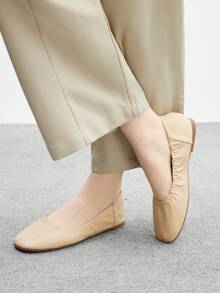 CUCCOO BIZCHIC 1 Đôi giày bệt đơn giản, thanh lịch và thoải mái cho nữ, được làm từ chất liệu PU mềm mại cao cấp, thiết kế đế bệt dễ xỏ vào, thuận tiện khi đi làm và đi công tác, không gây mỏi chân - Màu be - Xem 1