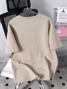 قميص تي شيرت رجالي صيفي بأكمام قصيرة بتصميم هندسي منسوج بنمط الشارع الرياضي الكاجوال بشعار مطرز صغير بياقة دائرية فضفاض - كاكي - مشاهدة 2