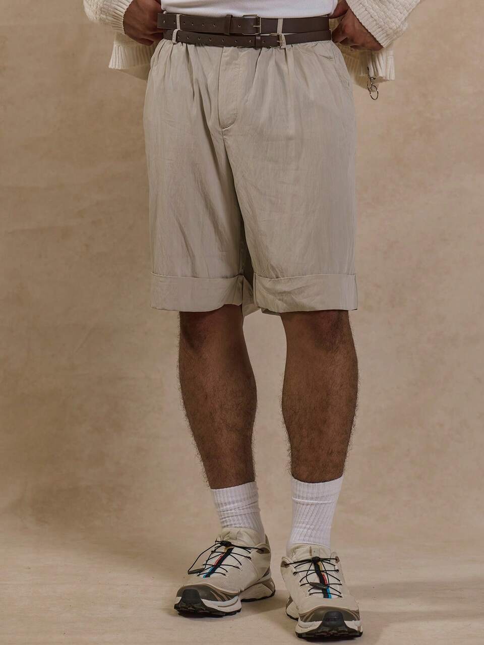 Shorts Longos com Detalhe de Cinto Duplo e Barra Virada