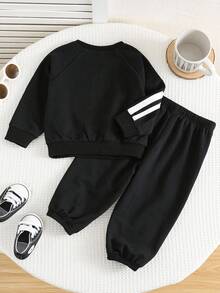 SHEIN 2pcs/Set Baby Boys/Girls Autumn/Winter Long Sleeve Sweatshirt And Jogger Pants Set, Comfortable Versatile Casual Daily Fashion Sporty Minimalist All-Match, Suitable For Indoor, Outdoor, Daily, Sports, Play, Party, Photo Shoot, Holiday, Festival Baby Sportswear Baby Boy Two Pieces Set Black And White Baby Boy Outfit Baby Tracksuit Baby Casual Sets - Black and White - View 3