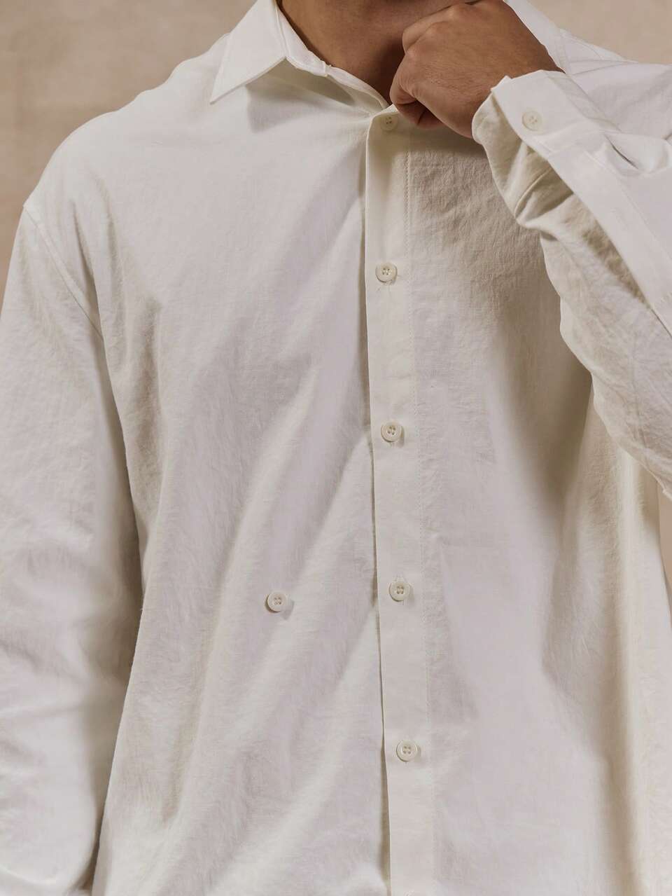 Camicia elegante con bottoni oversize a maniche lunghe, stile smart, essenziale per la primavera/estate, base per stratificazione