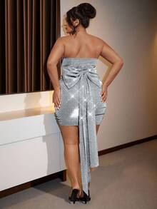 SHEIN BAE 加大码纯银闪亮褶皱抹胸迷你连衣裙，带蝴蝶结后背，适合派对、约会、音乐节、生日、早午餐、露背、闪亮派对礼服、生日礼服、夜总会、万圣节、圣诞节、约会派对、外出 - 銀色 - 查看 7