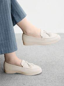 CUCCOO BIZCHIC Zapatos planos cómodos con puntera redonda y decoración con borlas para mujer, bailarinas de ante sintético con diseño de slip-on a la moda, color gris claro, adecuados para uso casual y de commuting en primavera/verano