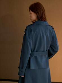 MOTF PREMIUM 经典翻领宽松利落简约百搭长袖金属纽扣装饰常规款女士风衣，秋冬季 - 藏蓝色 - 查看 4