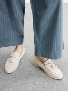 CUCCOO BIZCHIC Zapatos planos cómodos con puntera redonda y decoración con borlas para mujer, bailarinas de ante sintético con diseño de slip-on a la moda, color gris claro, adecuados para uso casual y de commuting en primavera/verano