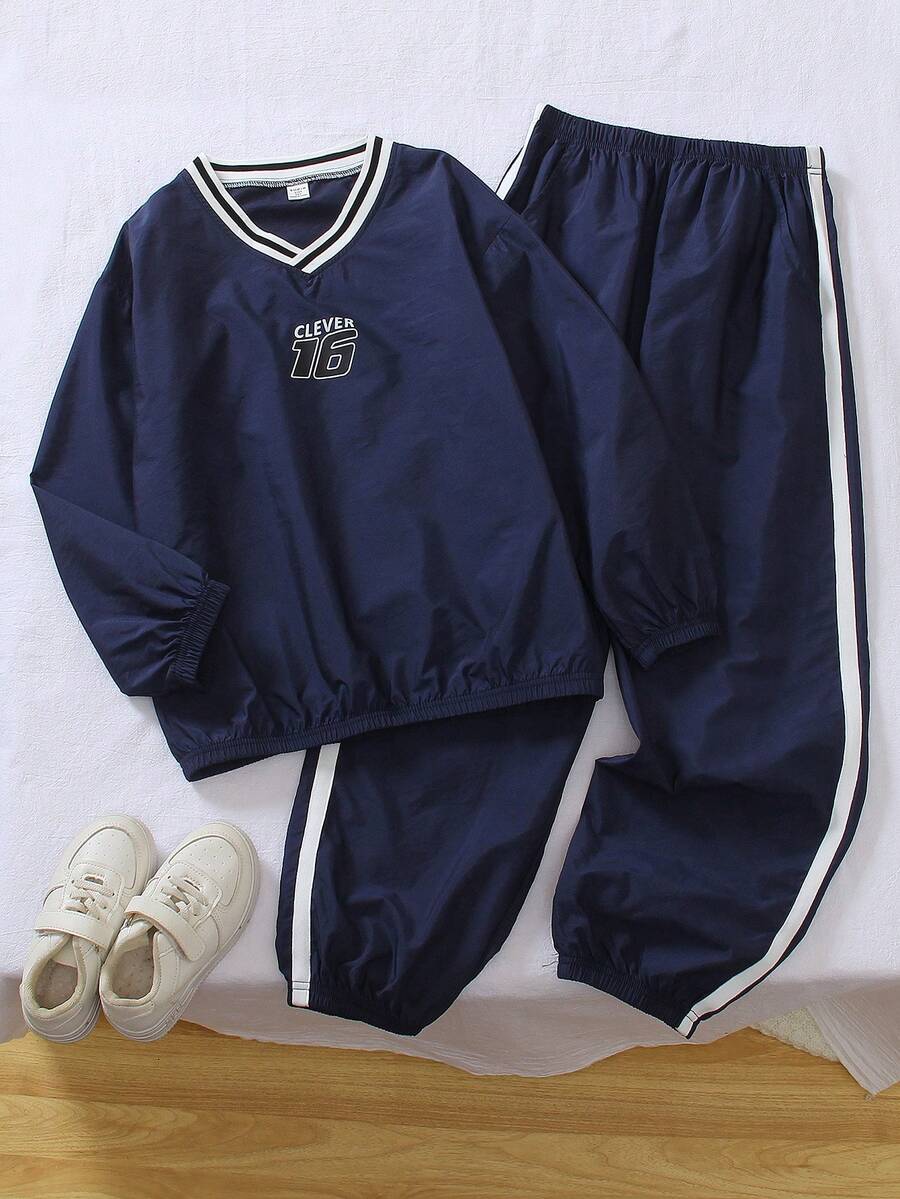 Genkimix Kids 新款活力男童宽松V领长袖字母印花T恤搭配休闲抽绳长裤套装。T恤采用独特的黑白罗纹领口设计,饰以寓意深刻的字母印花,搭配舒适柔软的宽松抽绳长裤。时尚百搭又实用,非常适合男孩日常上学、社区活动、购物等各种场合穿着。 - 藏蓝色 - 查看 1