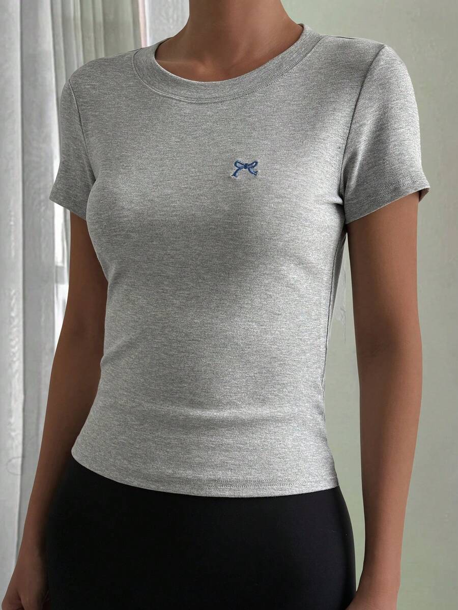 DAZY Camiseta deportiva de manga corta ajustada con estampado de lazo - Gris - Ver 1