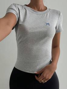 DAZY Camiseta deportiva de manga corta ajustada con estampado de lazo - Gris - Ver 4
