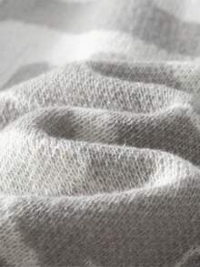 Manfinity EMRG Áo len nam dài tay cổ tròn dáng rộng, phong cách thường ngày, thích hợp mặc mùa thu/đông, áo len nam tay dài in họa tiết, áo len in hình phóng đại. - Màu Xám nhạt - Xem 5