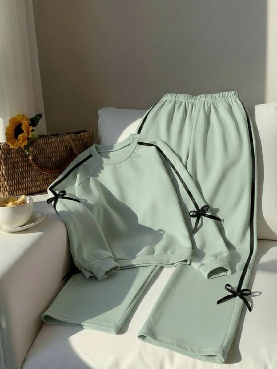 SHEIN Bộ đồ hai mảnh dễ thương thoải mái cho bé gái tuổi mới lớn: Áo nỉ có dây buộc nơ tương phản và quần nỉ, màu xanh bạc hà - màu xanh lá - Xem 1