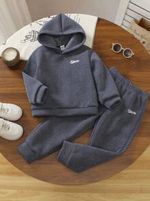 SHEIN Genkimix Kids 3件套男童休闲百搭字母刺绣落肩宽松长袖连帽衫搭配柔软宽松抽绳长裤，简约时尚设计，舒适亲肤面料，适合日常穿着、外出、冬季上学等场合。 - 彩色 - 查看 3