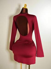 Mistrie 女士优雅性感V领喇叭袖褶饰A字长袖露背连衣裙 - 酒紅色 - 查看 2