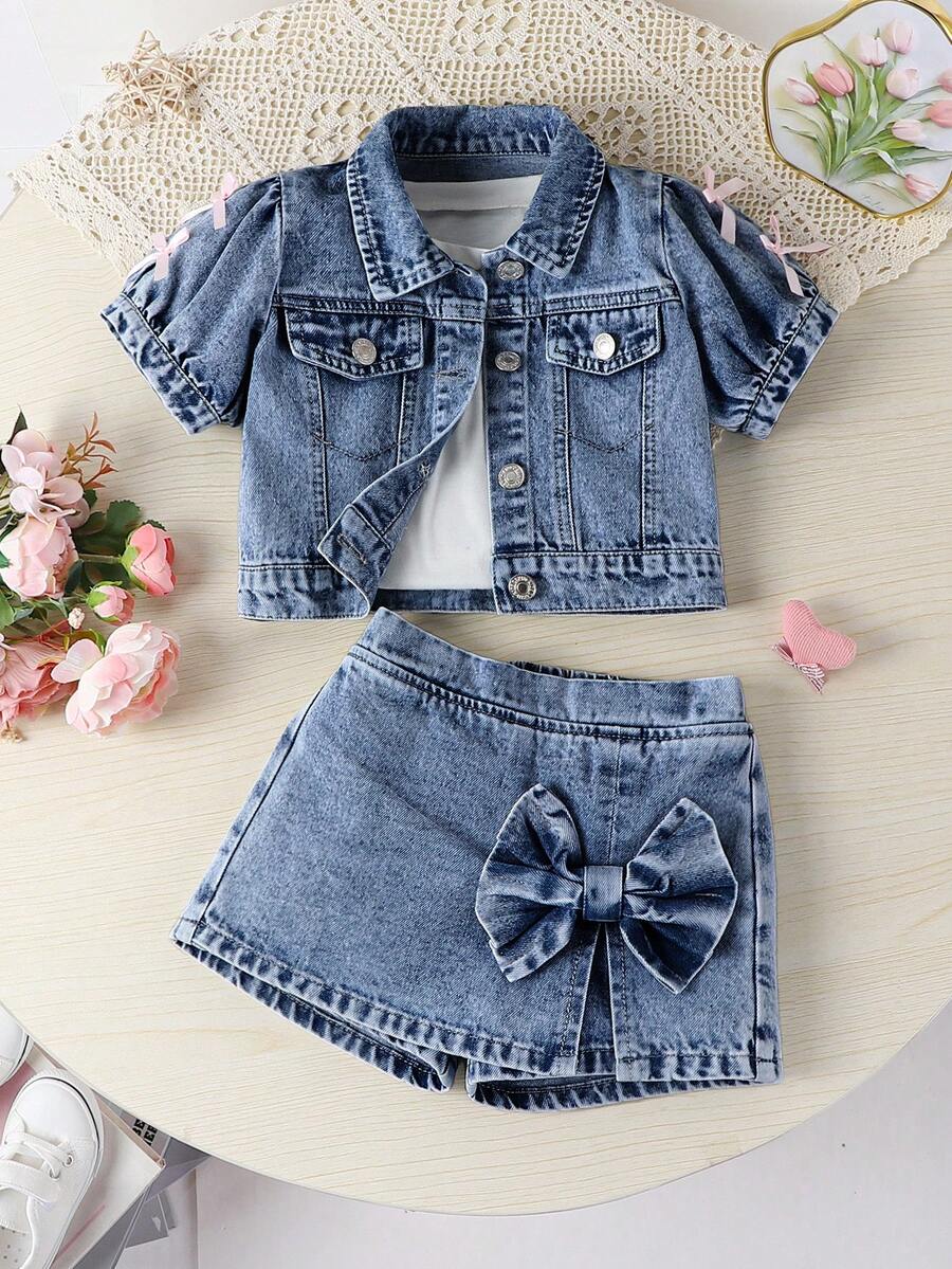 SHEIN Bộ đồ 2 món mùa hè Denimly dành cho bé gái. Gợi ý diện mạo sinh viên giản dị, dễ thương và ngọt ngào. Chất liệu denim xanh bạc hà. Thiết kế tay bồng dễ thương và tinh nghịch. Điểm xuyết nơ 3D màu hồng ở cổ tay áo, năng động và ngọt ngào. Áo ngắn tay cổ bẻ. Kết hợp với váy denim, họa tiết nơ 3D lớn ở eo trước thu hút mọi ánh nhìn. Thiết kế xẻ tà, cạp chun co giãn thoải mái và tôn dáng. Phù hợp cho các dịp mua sắm ngoài trời, hẹn hò, kỳ nghỉ biển, tụ tập bạn bè, trang phục trở lại trường. Tạo nên vẻ ngoài ngọt ngào, đáng yêu cho mùa hè. - Rửa tối - Xem 1