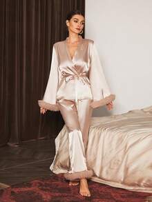 Slumberist V领系带缎面睡衣套装，包含上衣和裤子，适合夏季、秋季和冬季穿着，舒适优雅。