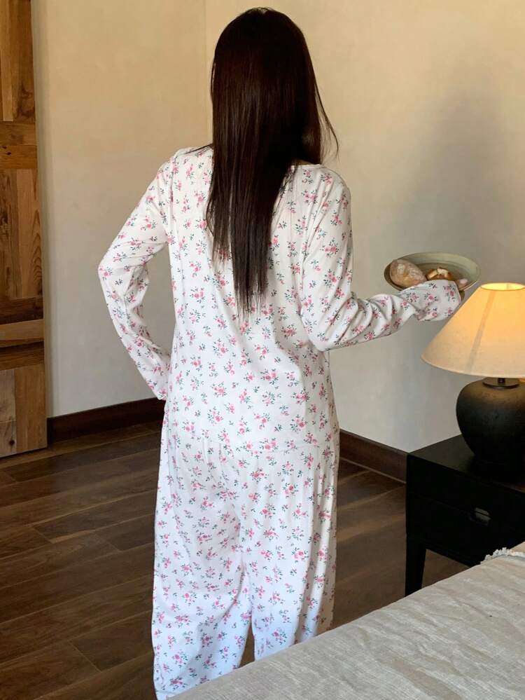 Dazy Plus Plus Size Women Ditsy Floral Pajama Set, Fashionable Homewear Suit