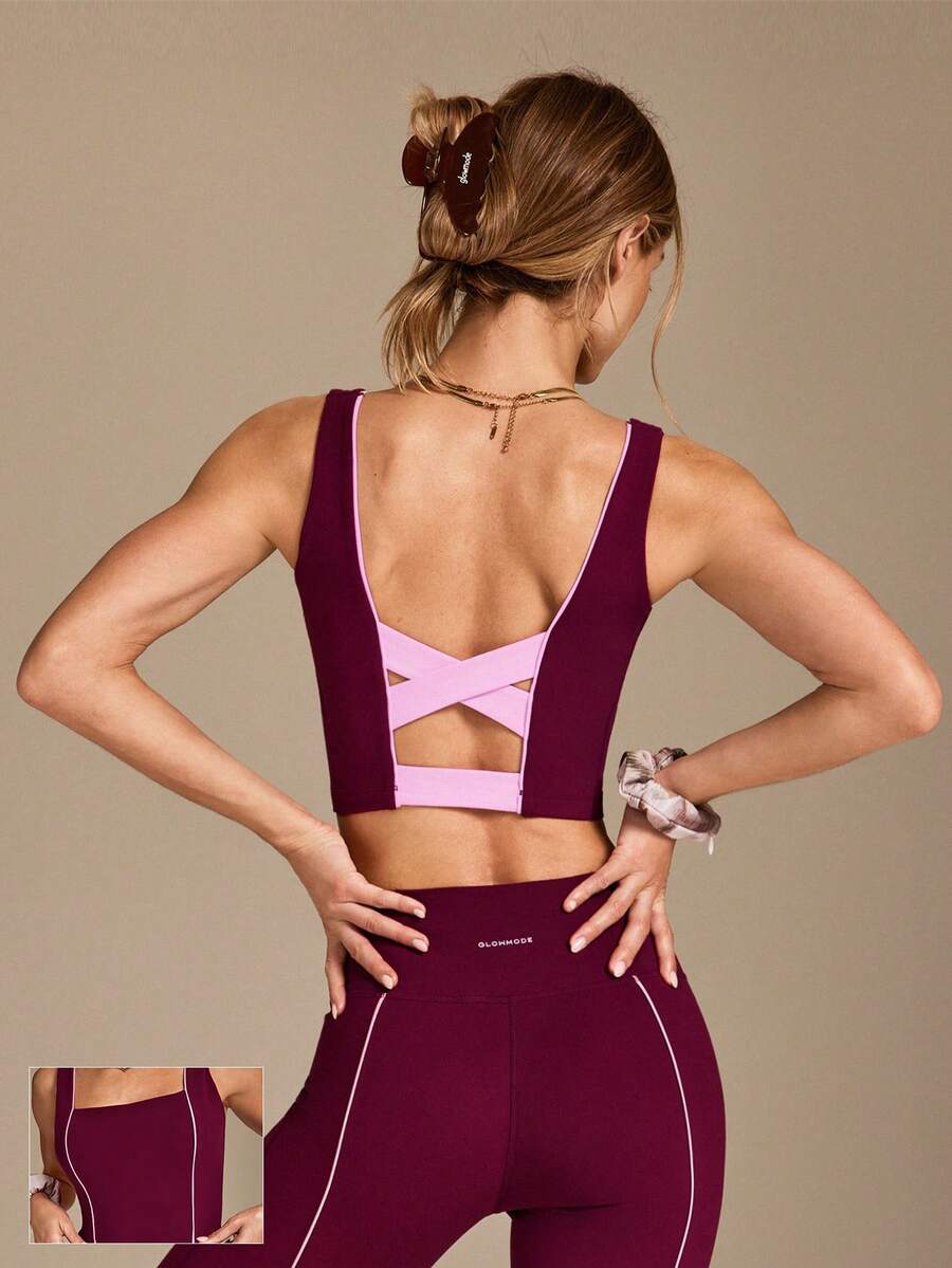 GLOWMODE FeatherFit™ 轻盈弹力吸汗防紫外线交叉露背双色可拆卸胸垫短款运动背心，适合低强度瑜伽、普拉提、日常运动穿着。 - Red Plum - 查看 1