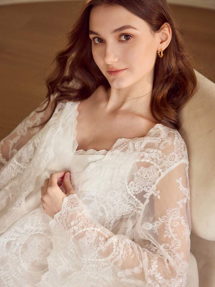 CONJUNTO DE CAMISOLA E ROUPÃO ELEGANTE COM RENDA CONTRASTANTE