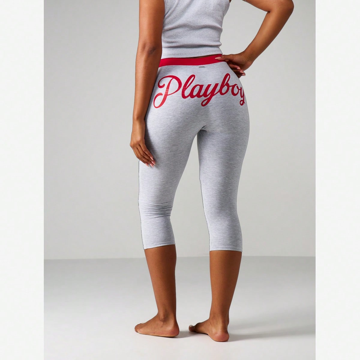 Leggings capri de cintura alta con letras de guión y detalles de bloques de color