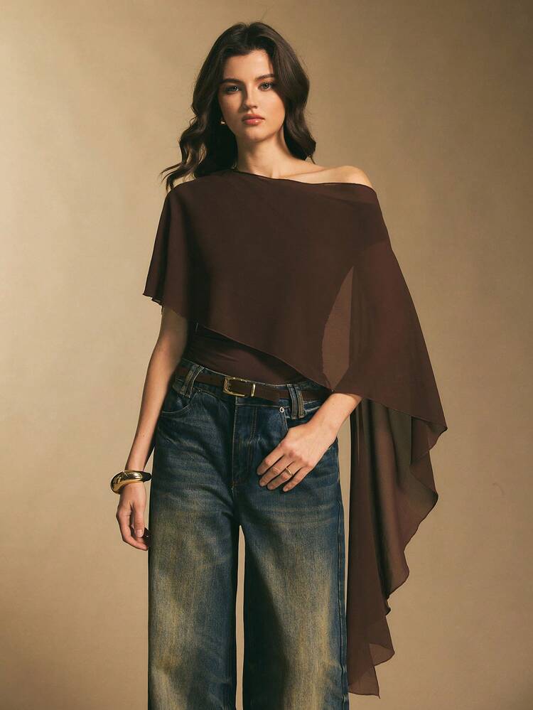 Combinaison cache-épaule pour femme - Une combinaison avec des manches drapées et asymétriques en mousseline de soie, créant un look élégant pour la vie nocturne. Combinaison cache-épaule avec manches châle, combinaison drapée, Top du soir asymétrique pour femme, combinaison marron, combinaison en mousseline de soie, style automne/hiver. Top asymétrique, Top poncho, Top marron chocolat - Rouge foncé - Voir 4