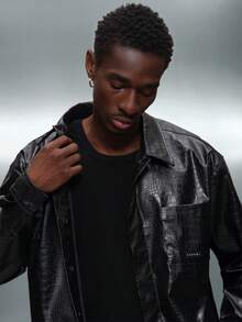 PLAYBOY X SUMWON Áo sơ mi cài nút họa tiết da rắn cá sấu dáng croptop tay dài có cổ, hoàn thiện bằng da PU - màu đen - Xem 3