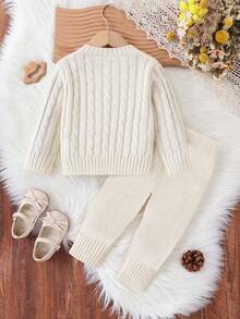 SHEIN 2pcs Baby Boy Knit Sweater Set, Cute Style Cable Knit Blue Cardigan Top Paired With Matching Jogger Pants, Smooth Texture, High Quality, Elastic, Suitable For Everyday Wear, Autumn/Winter Baby Knitted Set Baby Boy Beige Outfit Knit Two Piece Toddler Neutral Baby Clothes Unisex Baby Girl Winter Sets Baby Boy Knitted Set