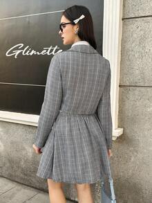 少女格子西装两件套：时尚前卫的短款单扣西装外套搭配百褶迷你裙，采用复古格纹图案和个性十足的侧边搭扣设计。这套服装是打造时尚秋冬造型的理想之选，无论是休闲外出、学校活动还是半正式聚会，都能轻松驾驭，为追求时尚的少女展现出学院风与现代气息的完美融合。 - 黑色 - 查看 2