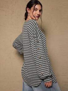 SHEIN VCAY Atasan Wanita Ukuran Besar Kasual & Pakaian Rumahan dengan Detail Kancing Lembut dan Longgar, Motif Garis Abu-abu, Atasan Serbaguna - Grey - View 2