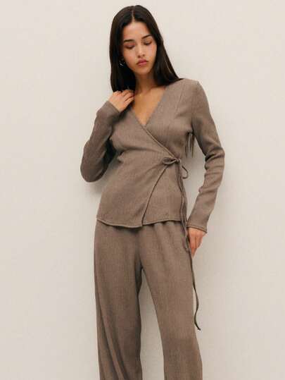 Nöista 宽松的双排扣夹克，宽袖，有侧袋；简洁的线条和简约的细节营造出一种高雅的外观，在秋冬季节可轻松分层穿着，非常适合别致的万圣节造型，并且非常适合圣诞晚宴或新年聚会。