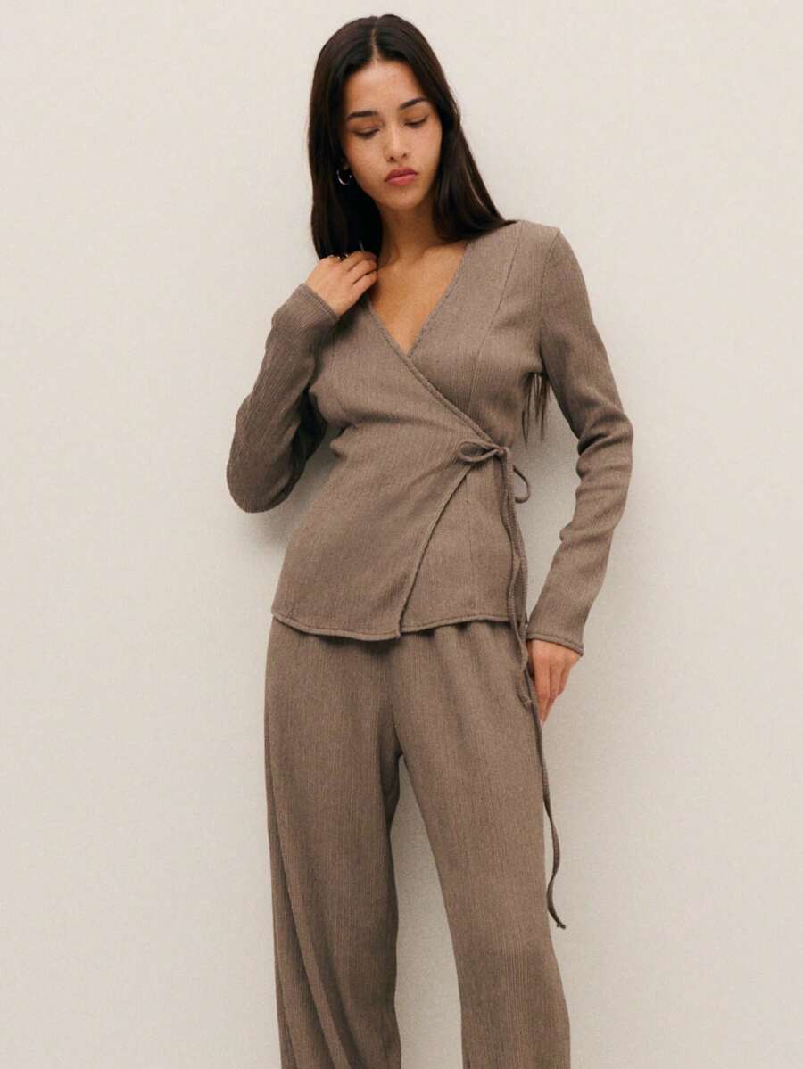 Nöista Dwurzędowa marynarka w kształcie pudełka z szerokimi rękawami i kieszeniami bocznymi; czyste linie i minimalistyczne detale tworzą elegancki wygląd, który doskonale sprawdza się jesienią i zimą, świetnie sprawdza się w szykownych stylizacjach na Halloween oraz jako element ubioru na kolacje świąteczne lub noworoczne spotkania. - Brązowy - Zobacz 1