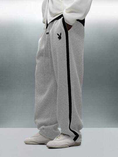 PLAYBOY X SUMWON Pantalones de chándal de pierna ancha y entrepierna caída con detalles de raya lateral y cintura con cordón para comodidad casual