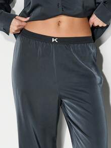 KIZN Set de pijama luxos cu cămașă și pantaloni lungi din satin, pentru o lenjerie de pat confortabilă.