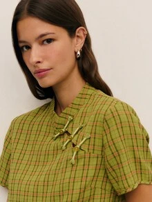 Nöista 这款少女风上衣采用立领设计，融入了中国风元素。三颗纽扣更添东方韵味。短袖直筒版型和简洁的剪裁提升了穿着舒适度和休闲感。格纹图案营造出复古学院风，同时又不失日常休闲感。无论是休闲外出、朋友聚会、文化活动等场合，它都能轻松驾驭，轻松融入复古或甜美风格。 - 綠色 - 查看 3