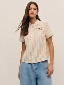 Nöista 这款少女风上衣采用立领设计，融入了中国风元素。三颗纽扣更添东方韵味。短袖直筒版型和简洁的剪裁提升了穿着舒适度和休闲感。格纹图案营造出复古学院风，同时又不失日常休闲感。无论是休闲外出、朋友聚会、文化活动等场合，它都能轻松驾驭，轻松融入复古或甜美风格。 - 卡其色 - 查看 2