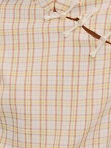 Nöista 这款少女风上衣采用立领设计，融入了中国风元素。三颗纽扣更添东方韵味。短袖直筒版型和简洁的剪裁提升了穿着舒适度和休闲感。格纹图案营造出复古学院风，同时又不失日常休闲感。无论是休闲外出、朋友聚会、文化活动等场合，它都能轻松驾驭，轻松融入复古或甜美风格。 - 卡其色 - 查看 5