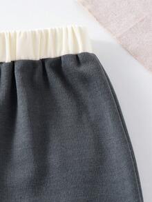 青少年女孩灰色短款上衣搭配休闲长裤