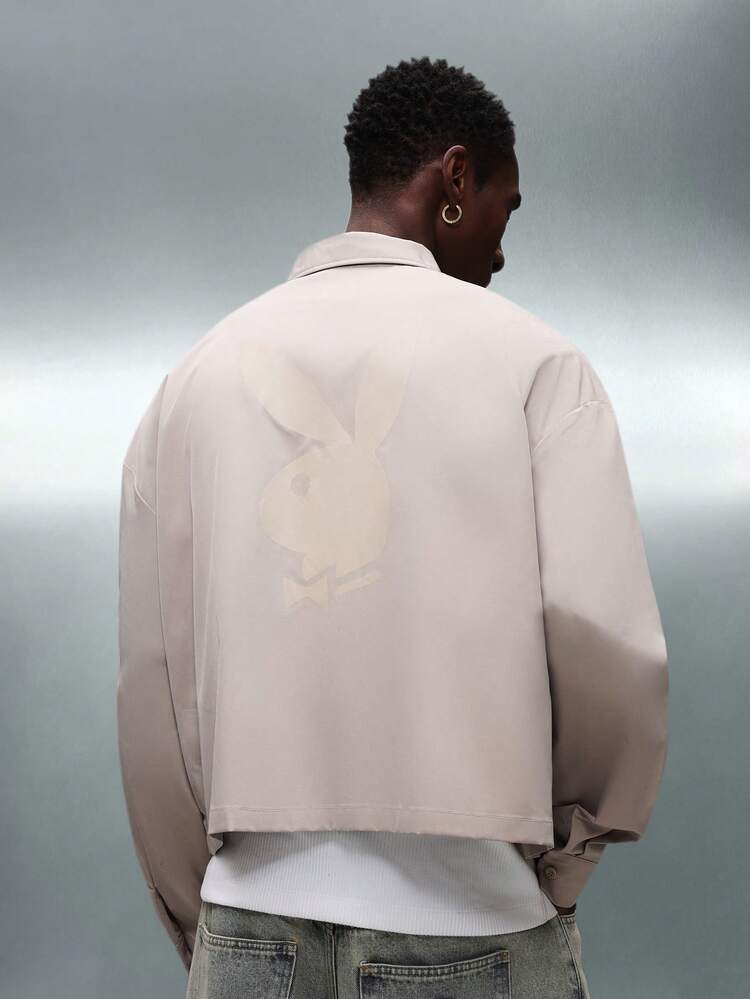 PLAYBOY X SUMWON Kurzes Button-Down-Hemd mit Aufdruck auf der Rückseite