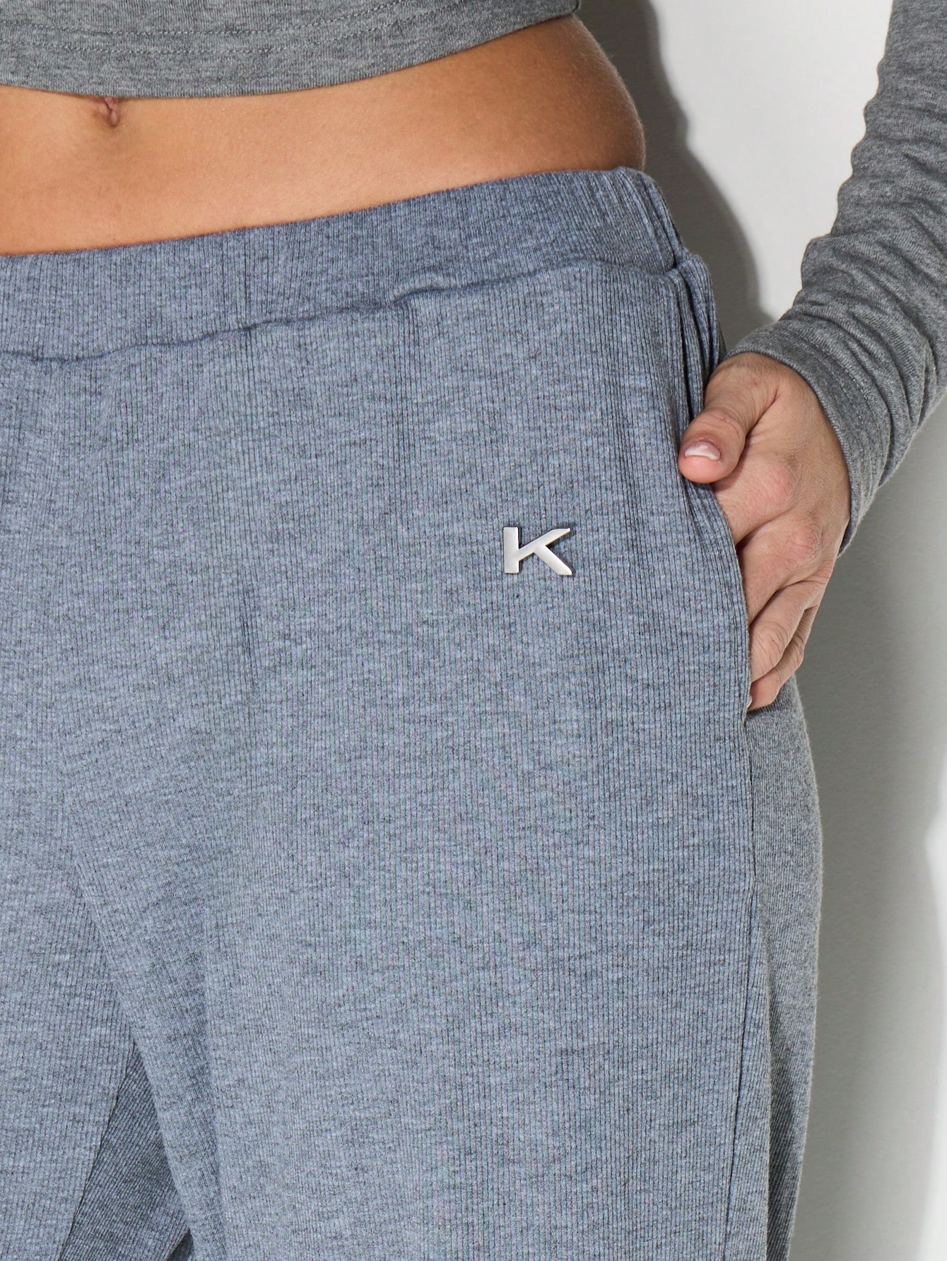 KIZN 메탈 탭 디테일이 있는 헤더드 스웨트팬츠