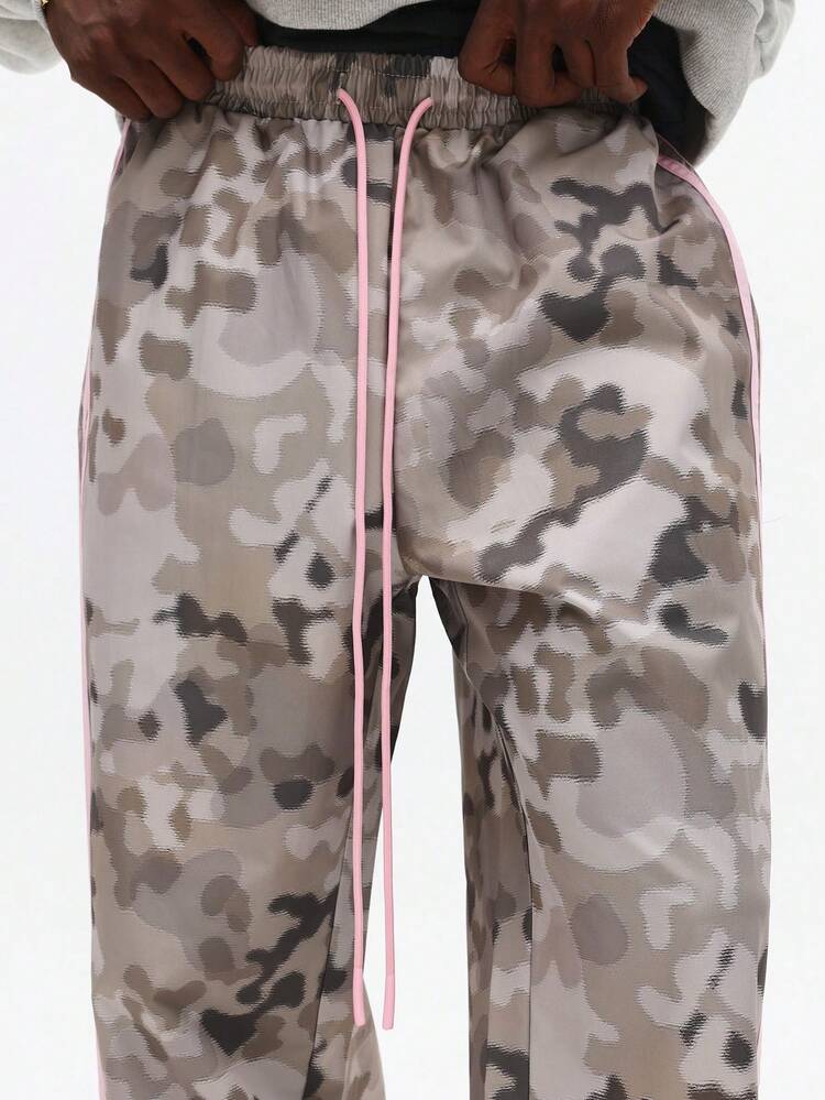 Pantaloni jogger con stampa mimetica e nastro laterale