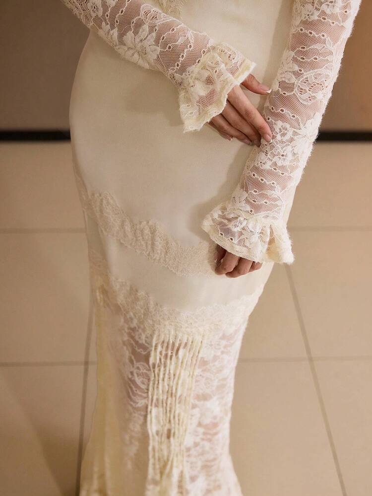 VESTIDO MAXI ELEGANTE CON CUELLO ALTO SIMULADO, ENCAJE, SATINADO Y VOLANTE EN EL BAJO