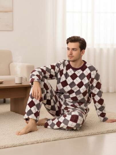 Conjunto pijama para caballero de felpa, pantalón y playera manga larga, estampado rombos marrón y blanco