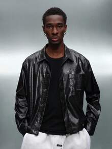 PLAYBOY X SUMWON Áo sơ mi cài nút họa tiết da rắn cá sấu dáng croptop tay dài có cổ, hoàn thiện bằng da PU - màu đen - Xem 4