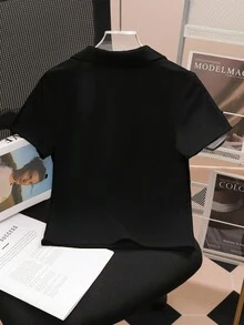 SHEIN 大码女式字母樱桃印花 Polo 领短袖 T 恤 - 黑色 - 查看 2