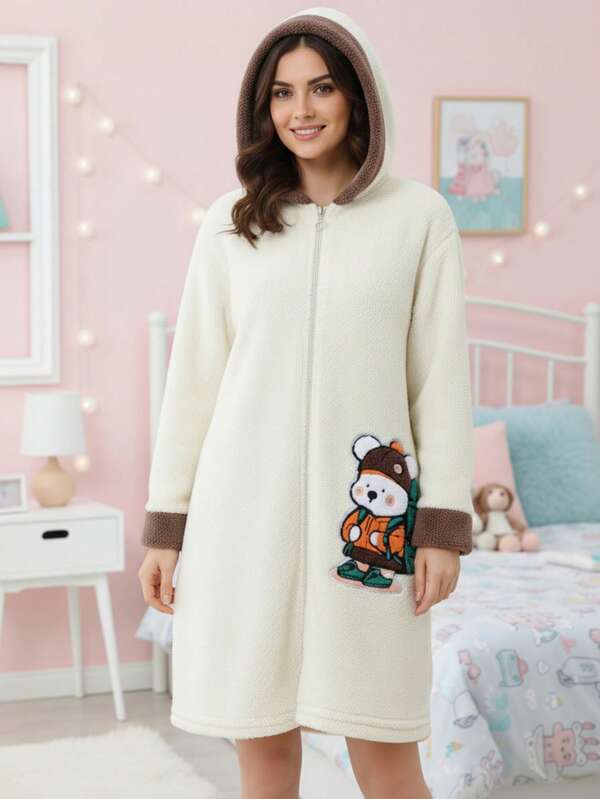 Bata Larga de Felpa Suave para Mujer con Capucha y Cierre Frontal – Diseño Tierno de Osito Bordado, Color Crema con Detalles Marrones, Ideal para Dormir, Invierno y Estar en Casa