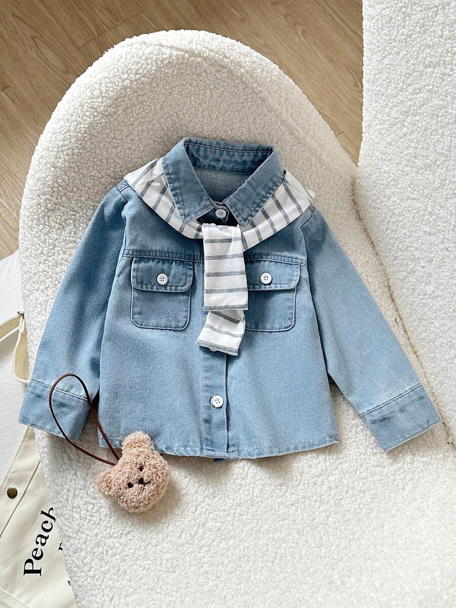 Playful Pals Baby Jungen Denim Lässig gestreifter Schalkaragen Langarmhemd, Herbst/Winter Neuankömmling, hellgewaschen blau, minimalistisches Urlaubsmode Design, Schul-Stil, vielseitige Streetwear, einfache grundlegende Klappe Tasche Dekoration, gestreifter Schalkaragen, Knopfverschluss vorne, Langarm Passform Denim Hemd, weicher angenehmer Baumwollstoff, Alltagstragen, Ausflüge, Schule, Zuhause