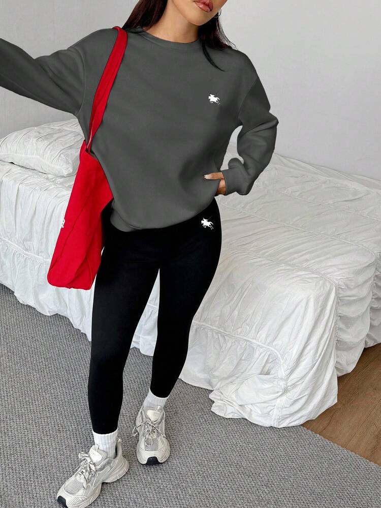 SHEIN Leap Crew 两件套少女休闲宽松加厚柔软长袖卫衣+紧身打底裤套装，深灰色和黑色，带迷你Logo，适合秋冬季穿搭、外出，舒适百搭，秋冬季叠穿单品，时尚少女风，休闲装，少女印花服装，秋冬服装，秋冬新款 - 彩色 - 查看 5