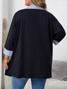 SHEIN CURVE+ Áo kiểu nữ cỡ lớn tay lửng in họa tiết sọc phối màu, dáng rộng, màu xanh navy, áo sơ mi sọc xanh navy, áo cardigan xanh navy, áo công sở nữ, áo kiểu học sinh, trang phục thu đông, đồ đi học, áo nữ giáo viên, phong cách đồng quê. - Nhiều màu - Xem 3