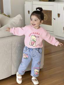 SHEIN Playful Pals Komplet bluzek dla dziewczynek, słodka kapibara z kreskówkową motywem, kwiat, bluzka z długim rękawem i nadrukiem truskawkowym + luźne, elastyczne spodnie jeansowe z prostymi nogawkami w kolorze jasnoniebieskim, dopasowany nadruk, wygodny strój na wiosnę/jesień na przyjęcie urodzinowe, do parku i podróży z kurtką