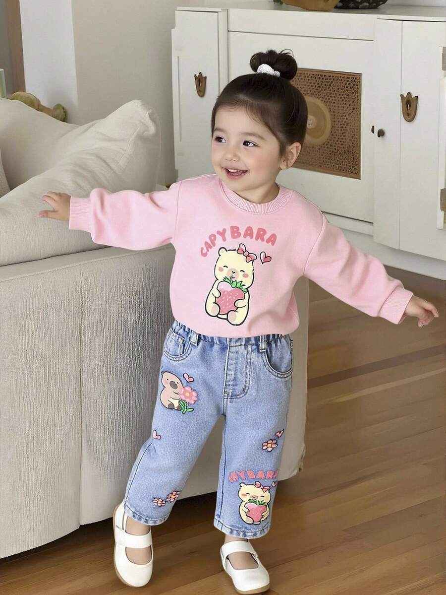 SHEIN Playful Pals Komplet bluzek dla dziewczynek, słodka kapibara z kreskówkową motywem, kwiat, bluzka z długim rękawem i nadrukiem truskawkowym + luźne, elastyczne spodnie jeansowe z prostymi nogawkami w kolorze jasnoniebieskim, dopasowany nadruk, wygodny strój na wiosnę/jesień na przyjęcie urodzinowe, do parku i podróży z kurtką